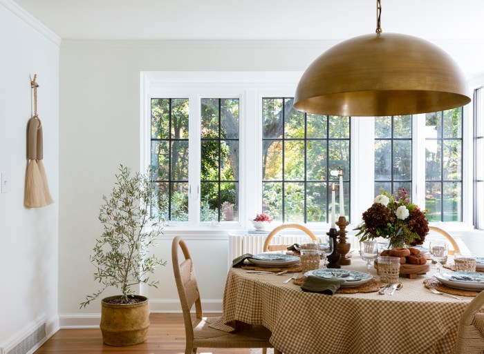 How to decorate a dining room table runner