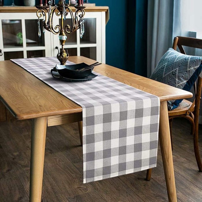 How to decorate a dining room table runner