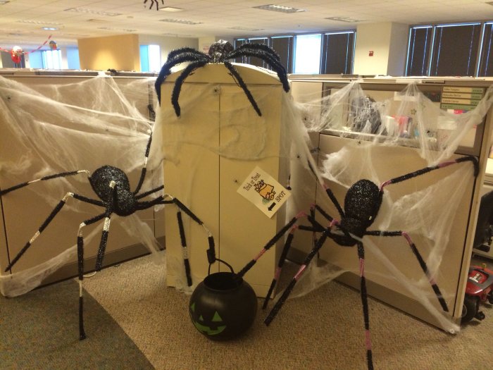 How to decorate the office for halloween