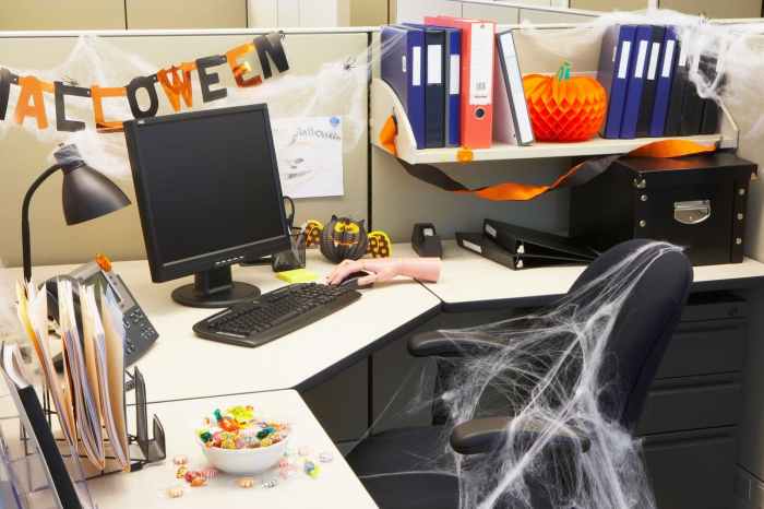 How to decorate the office for halloween